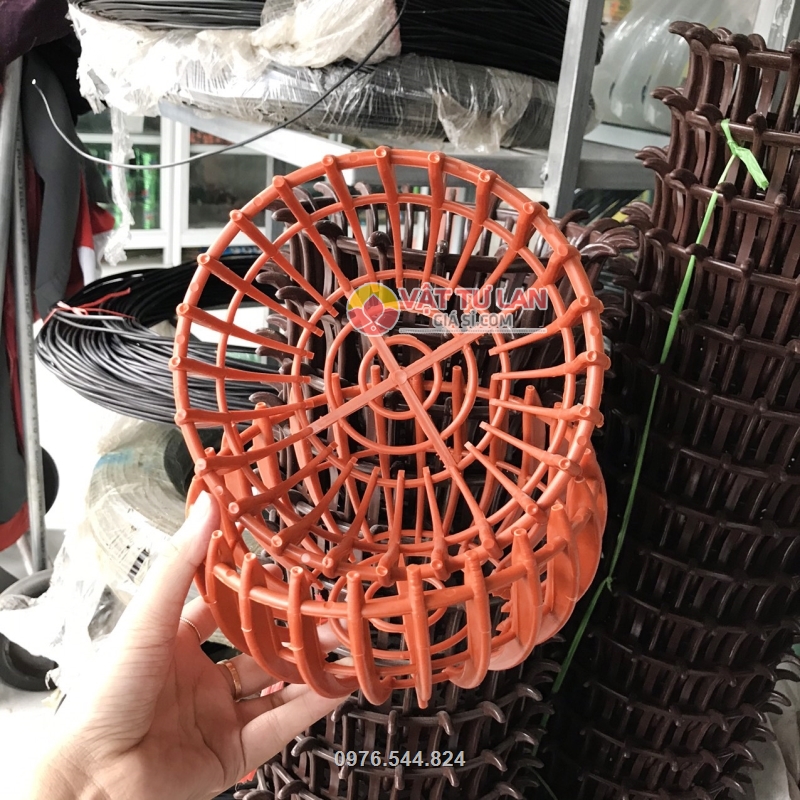 Sản phẩm được thiết kế dáng hình quả bí có nan phụ giúp giữ các giá thể trong chậu Sản phẩm được thiết kế dáng hình quả bí có nan phụ giúp giữ các giá thể trong chậu