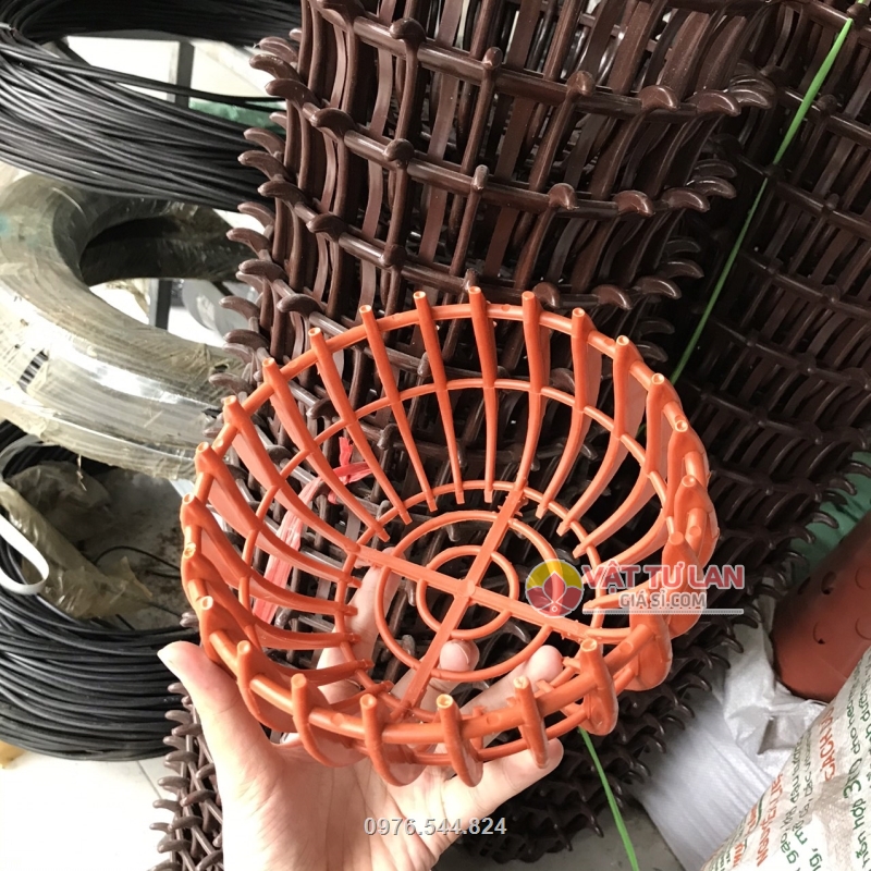 Chậu không thấm nước nên hạn chế nấm bệnh xâm hại bộ rễ của lan, dùng móc treo chậu lên cao dễ dàng Chậu không thấm nước nên hạn chế nấm bệnh xâm hại bộ rễ của lan, dùng móc treo chậu lên cao dễ dàng