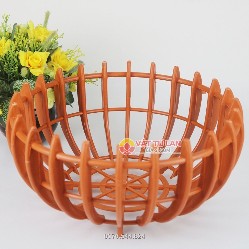 Chậu được làm bằng nhựa nên có trọng lượng nhẹ, giảm sức tải cho giàn Chậu được làm bằng nhựa nên có trọng lượng nhẹ, giảm sức tải cho giàn