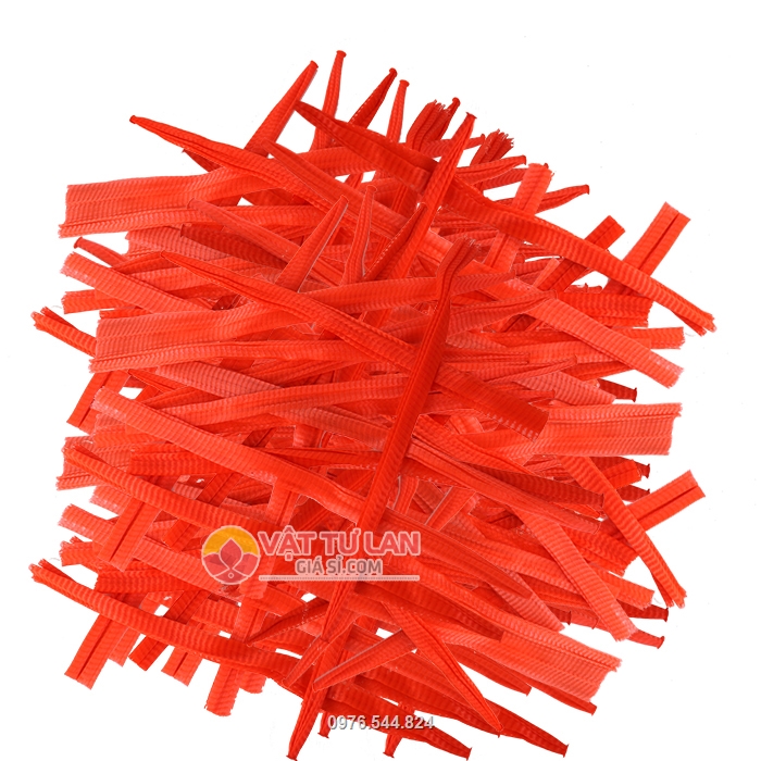 Túi lưới lót chậu có màu đỏ làm tăng tính thẩm mỹ cho chậu lan 